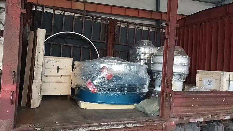 1500型直排篩、、旋振篩、網(wǎng)架等發(fā)貨