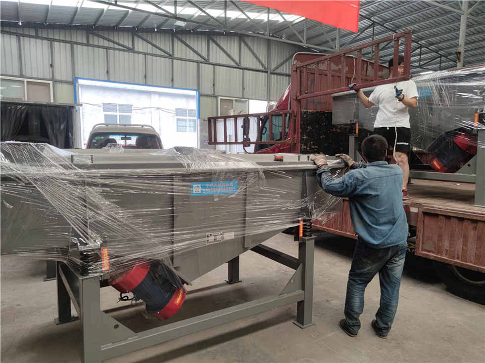 三臺直線振動篩發貨