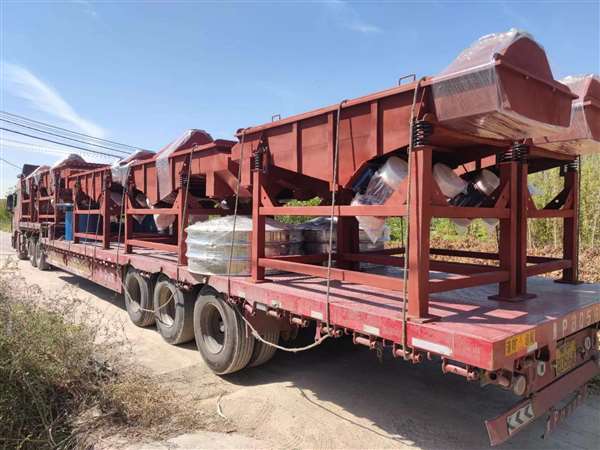 10臺直線振動篩發(fā)貨 大批量生產(chǎn)， 感謝客戶信任與支持！